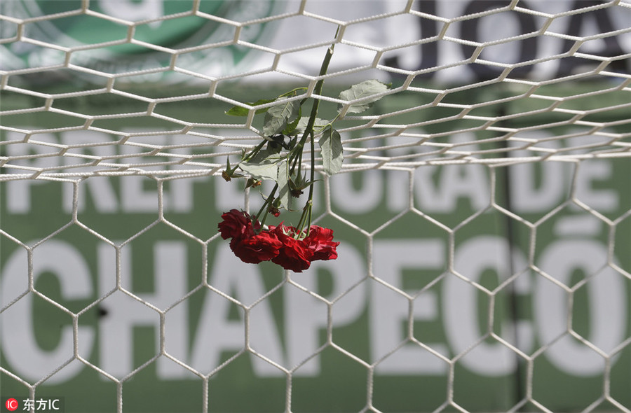 Chapecoense fans mourn players lost in crash