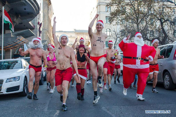 Hilarious 'Santa run' in Europe