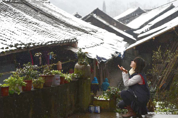 Snowfall visits ancient town in SW China's Sichuan