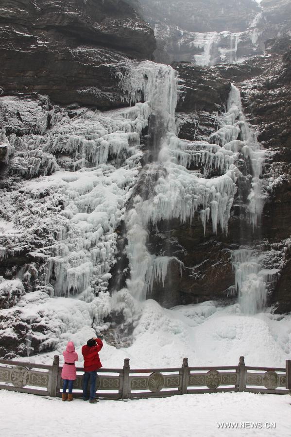 Scenery of frozen waterfall in China's Lushan Mountain