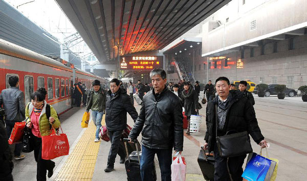 Lunar New Year travel rush seen at Beijing West Railway Station