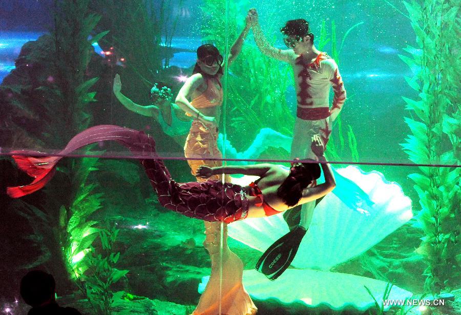 Underwater performance attracts visitors in Qingdao