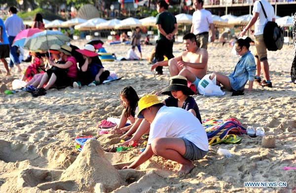 Tourists spend Spring Festival vacation in Sanya