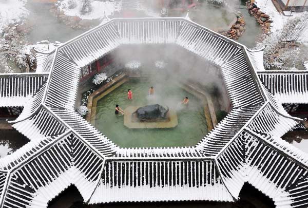 People enjoy hot spring in Xingtai