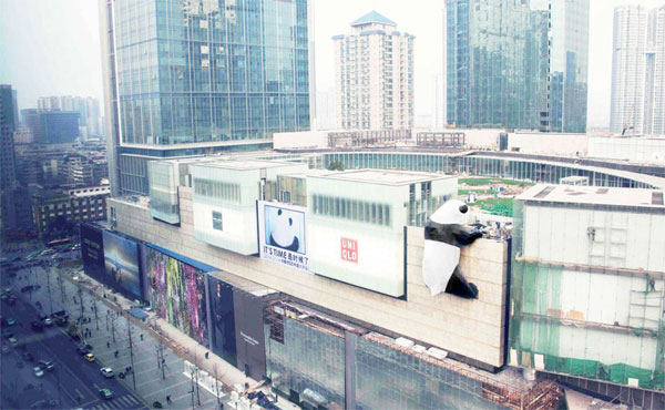 Giant panda draws in shoppers