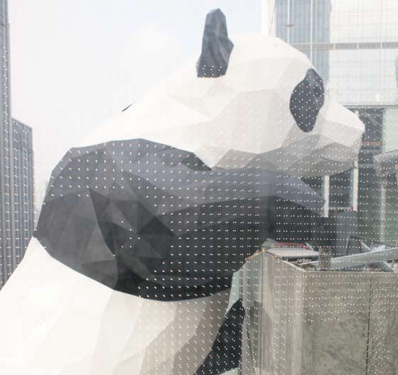 Giant panda draws in shoppers