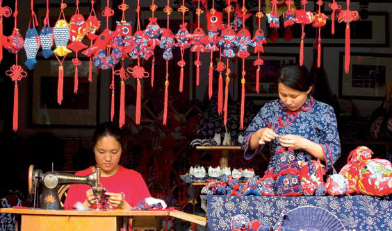 Chengdu Report: Visa-free policy well received by foreign travelers