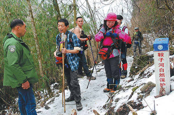 Tourists put panda 'love corridor' under threat
