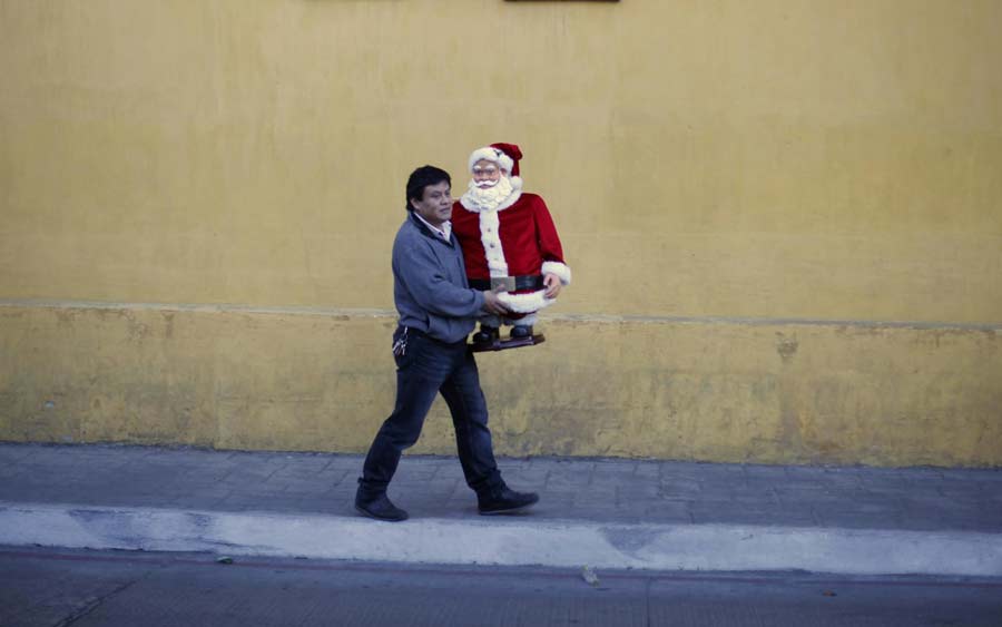 Christmas atmosphere heats up across world