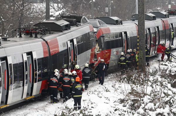 Train crash in Austria injures 25