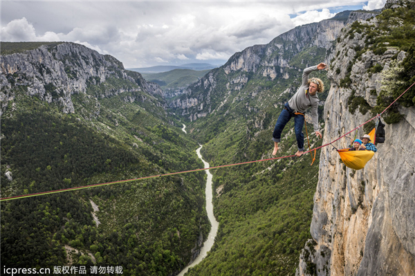 Daredevil musicians' gig in the sky