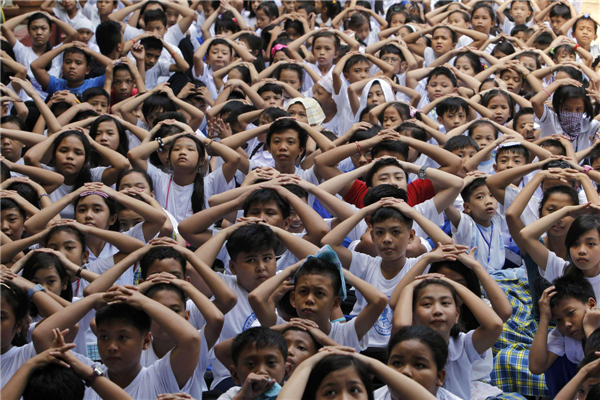 Students take part in earthquake drill in Manila