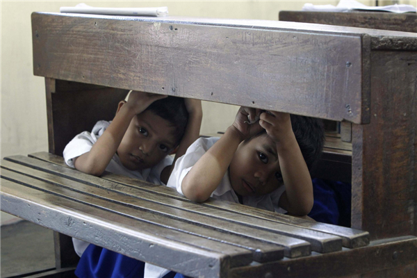 Students take part in earthquake drill in Manila