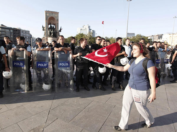 Turkish PM lashes out at protesters