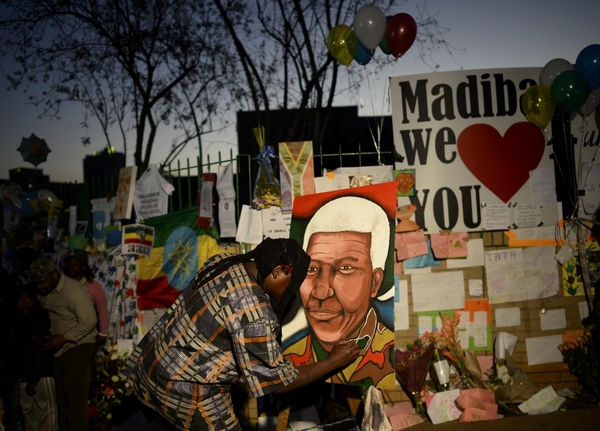People pay respect to Mandela