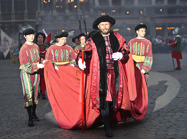Parade re-creates medieval scene in Belgium