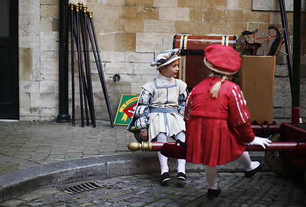 Parade re-creates medieval scene in Belgium