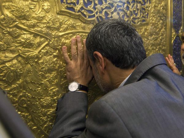 Ahmadinejad visits the holy shrine of Imam Abbas