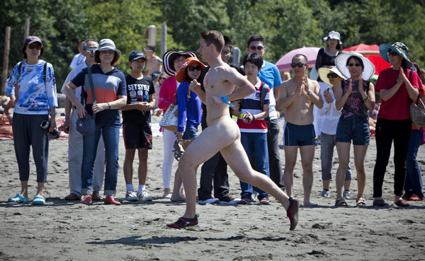Bare bans run for fun in Vancouver