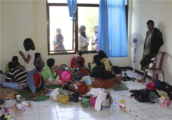 Asylum seeker boat sinks off Indonesia, 189 saved