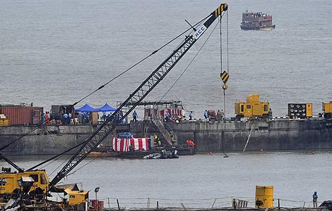 Four bodies found in Indian submarine