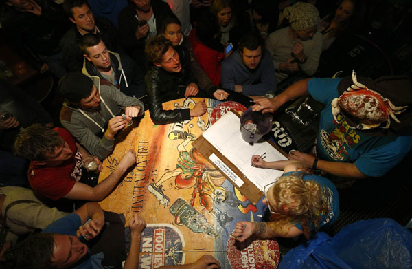 Sydney's quirky night out:pub crab race