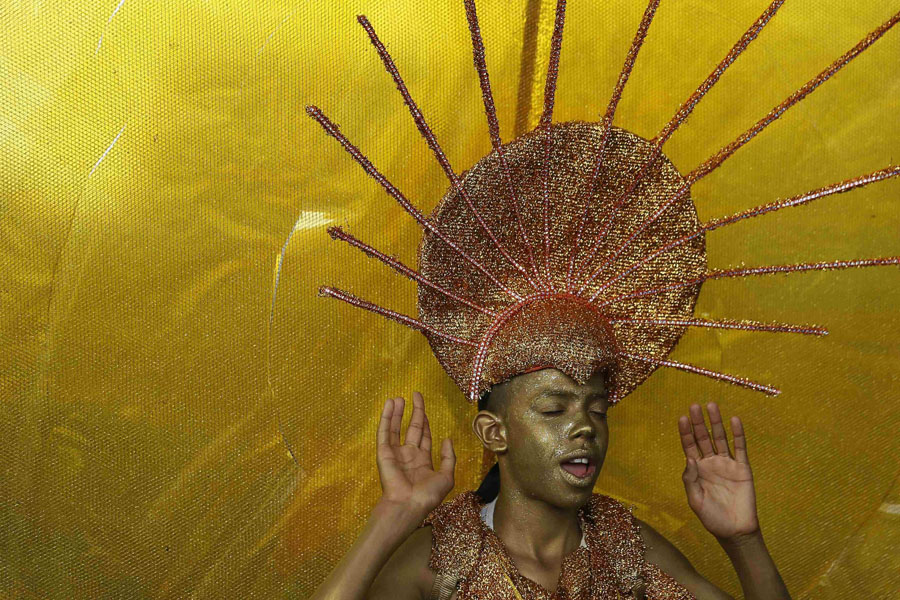 Notting Hill Carnival opens as a color feast
