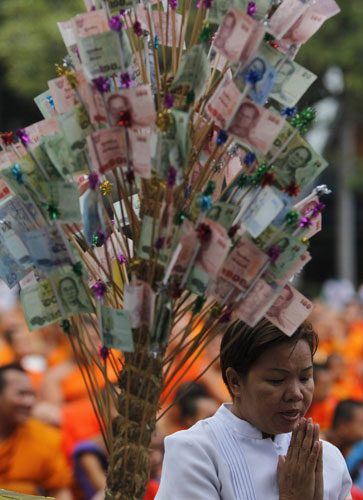 Alms-offering ceremony in Bangkok