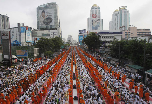 Alms-offering ceremony in Bangkok