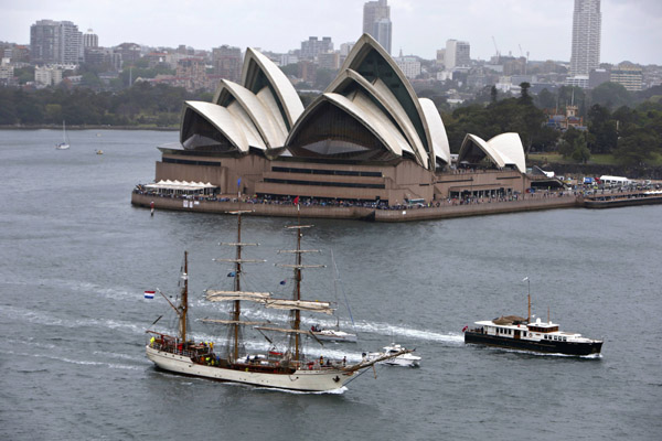 Warships enter Sydney for Int'l Fleet Review