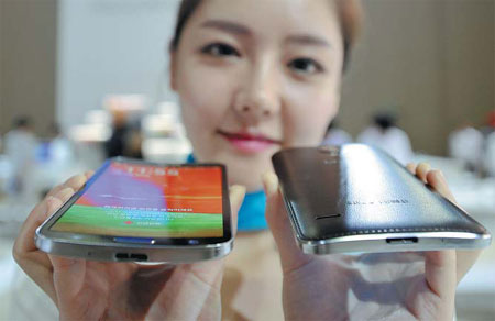 World's 1st curved smartphone hits S Korean stores