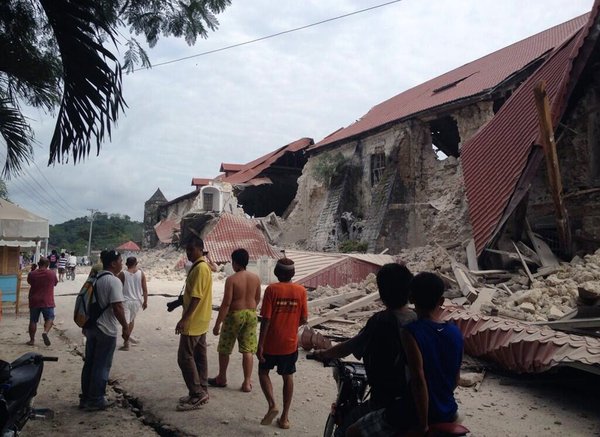 4 dead, power cut as M7.2 quake rocks Philippines