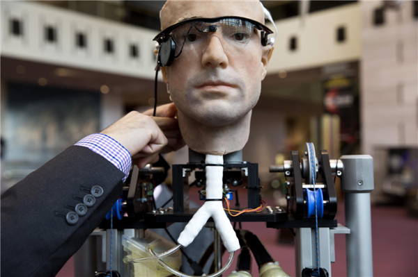 'Bionic man' makes debut at museum in Washington