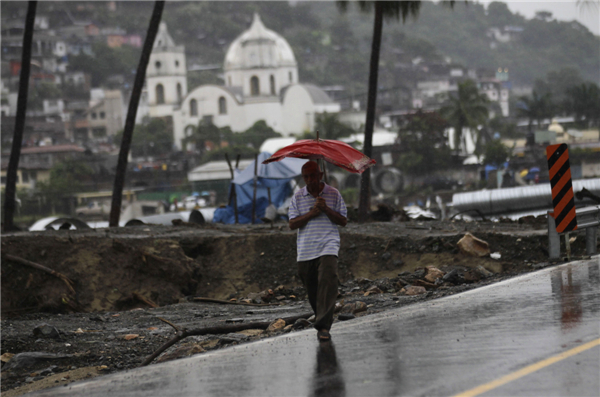 Weakening Raymond soaks Mexico, no serious damage