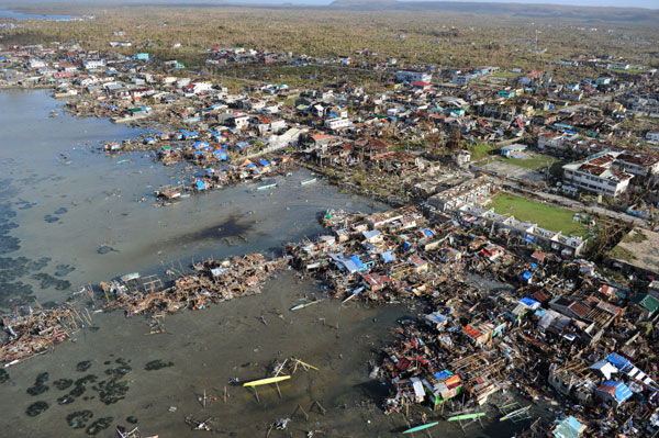 Haiyan survivors beg for water, aid