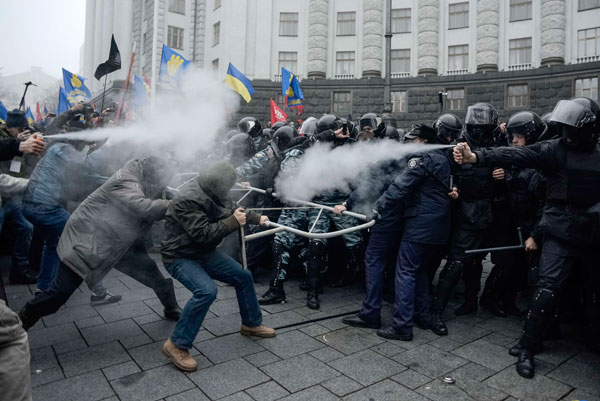 Protests in Ukraine against government U-turn on EU