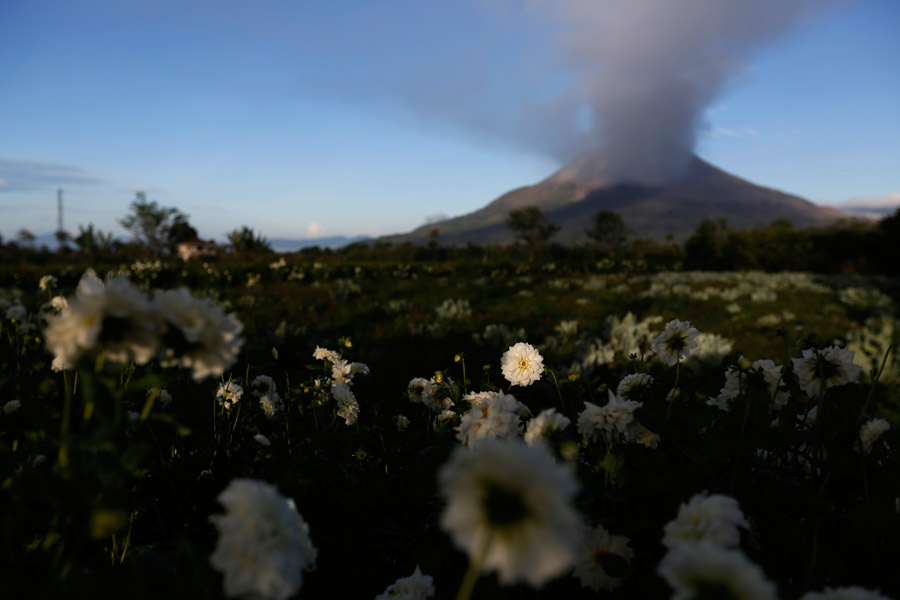 Volcano eruption leads evacuation in Indonesia