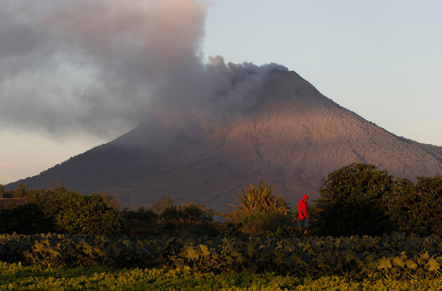 Volcano eruption leads evacuation in Indonesia
