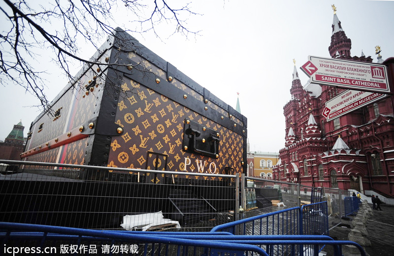LV suitcase occupies Moscow's Red Square