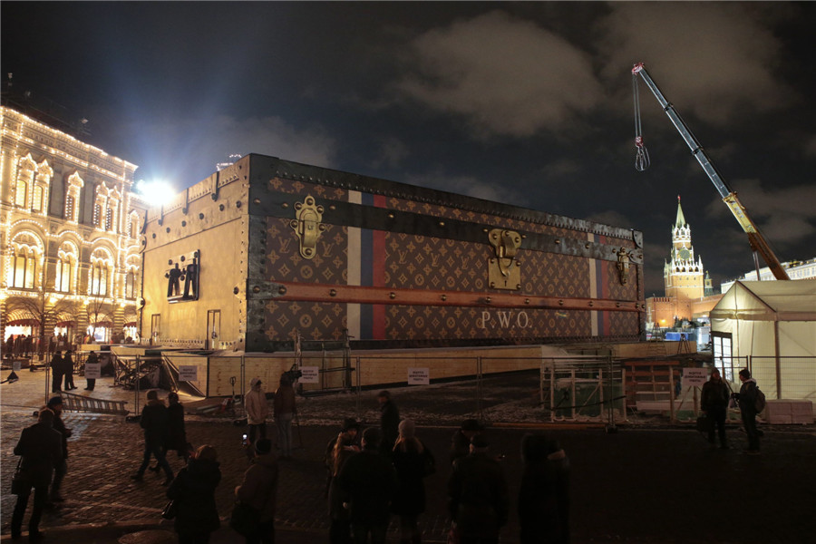 Giant LV trunk to leave Moscow's Red Square