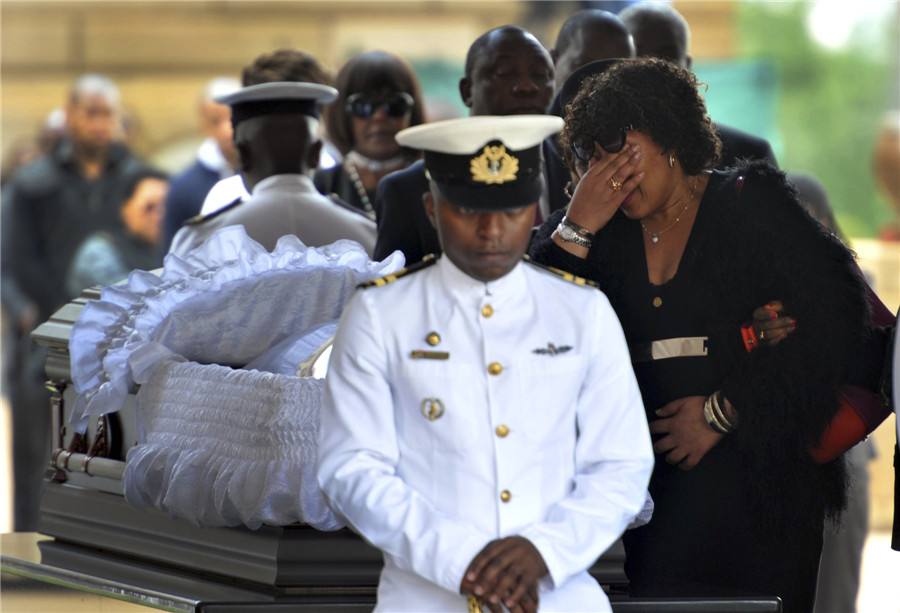 Mandela lies in state as thousands say goodbye