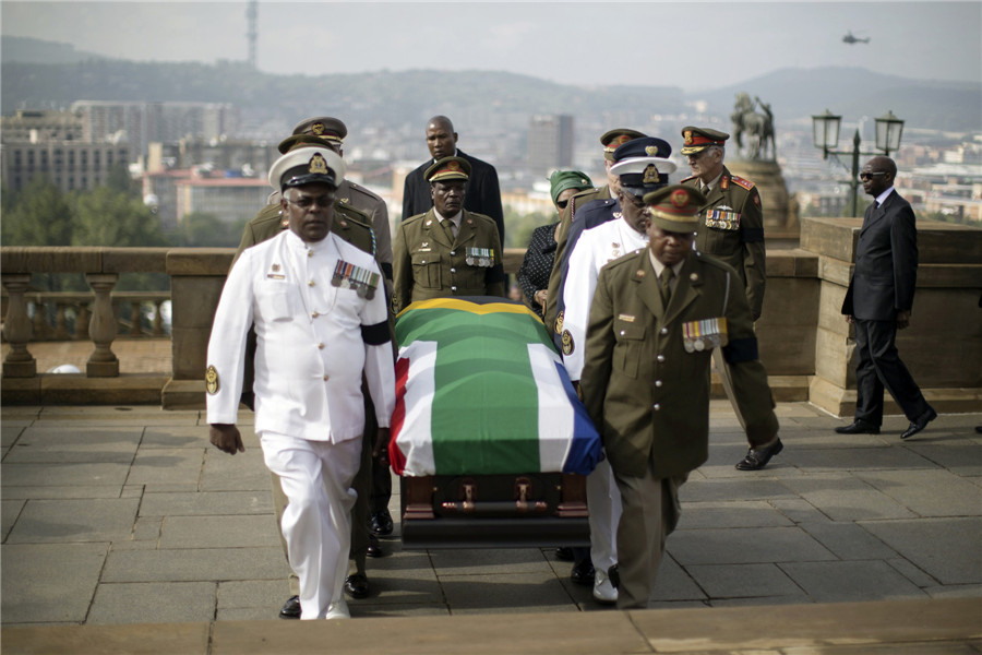 Mandela lies in state as thousands say goodbye