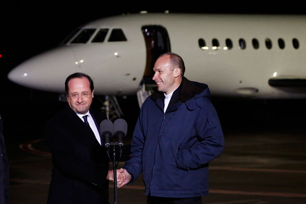 Hollande greets French hostage at the airport