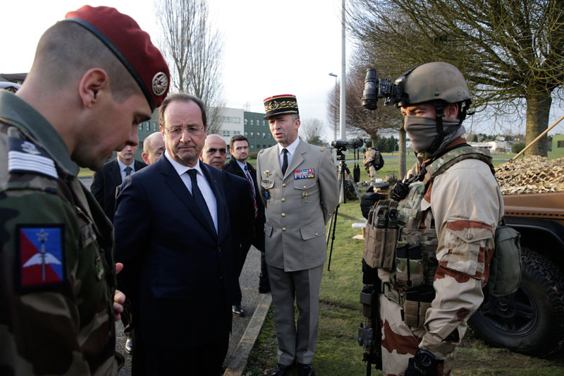 Hollande presents New Year wishes to the French Army