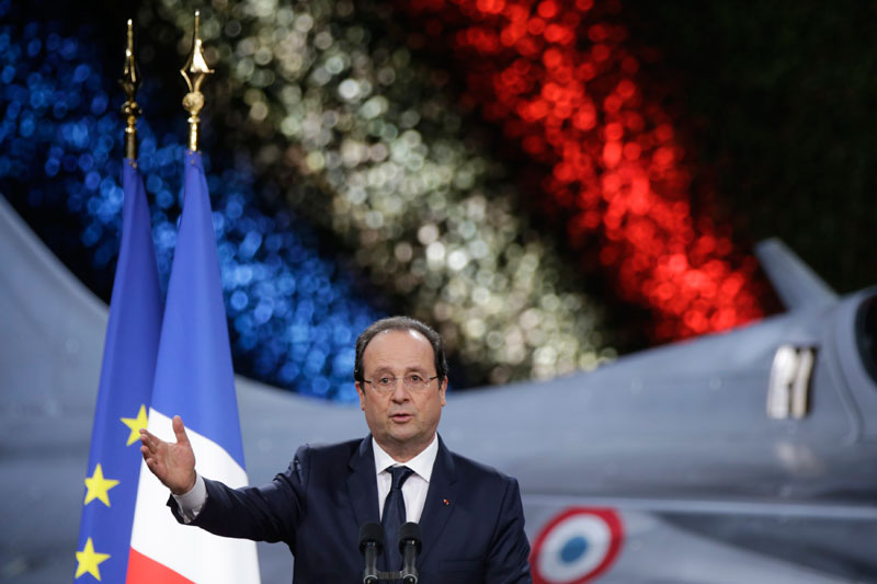 Hollande presents New Year wishes to the French Army