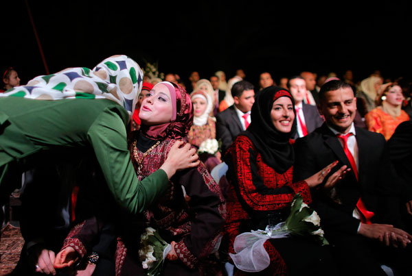 Palestinians hold mass weddings