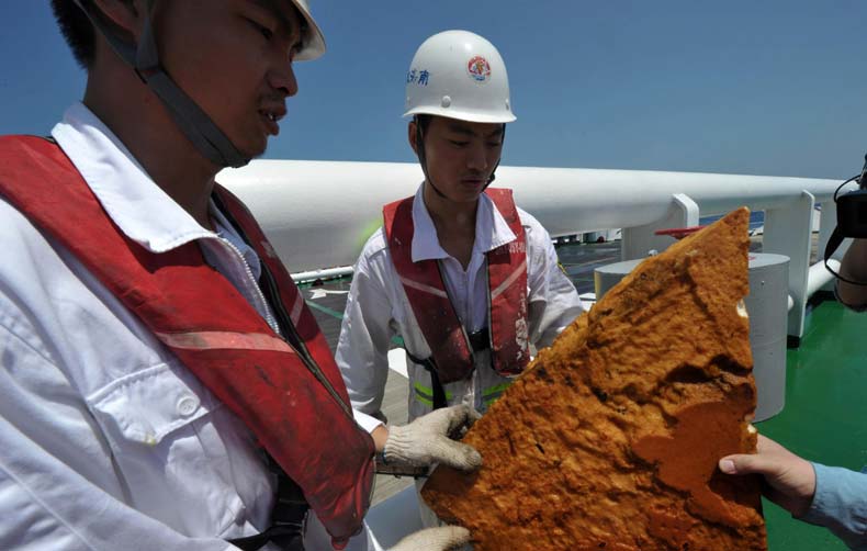 Chinese navy finds possible clues during search