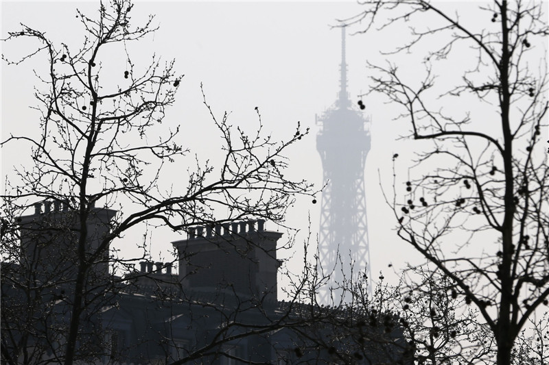 Paris gets a taste of smog