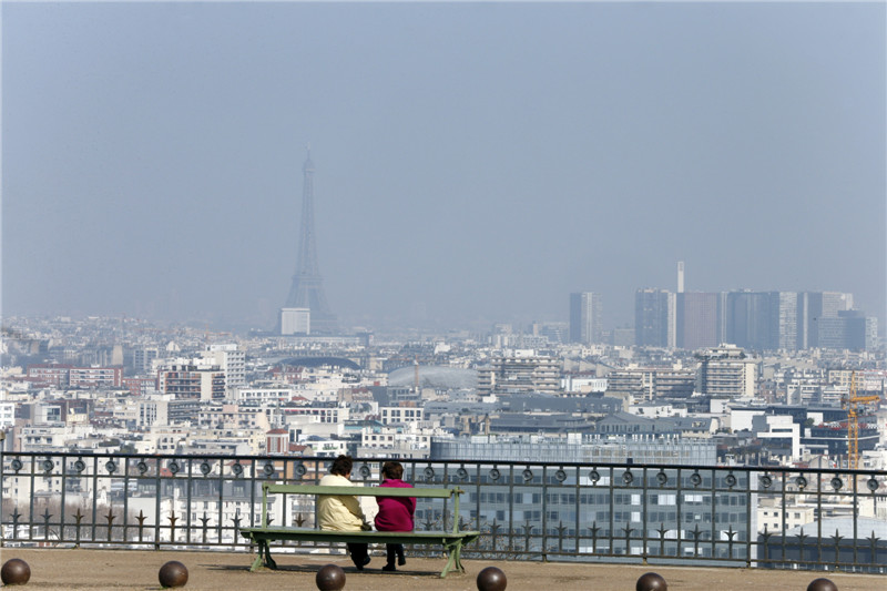 Paris gets a taste of smog