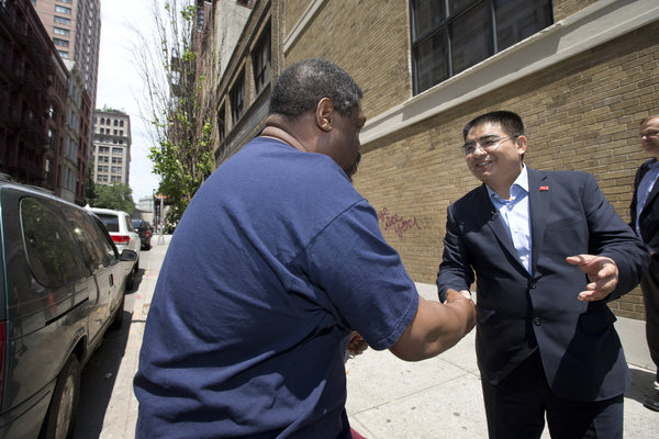 Chinese philanthropist helps needy New Yorkers